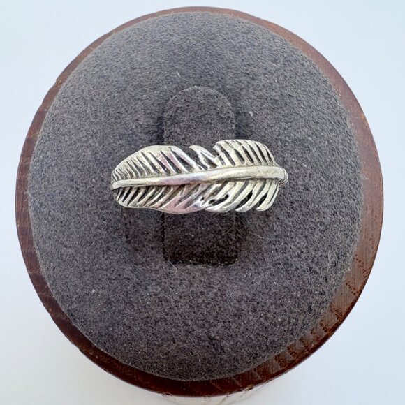 VTG Solid Sterling Silver 925 Feather Design Textured Band Ring Size 4.25 - Picture 1 of 10
